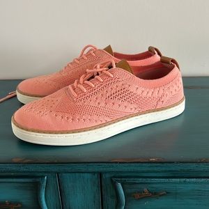 VLADO brand new walking sneaker.